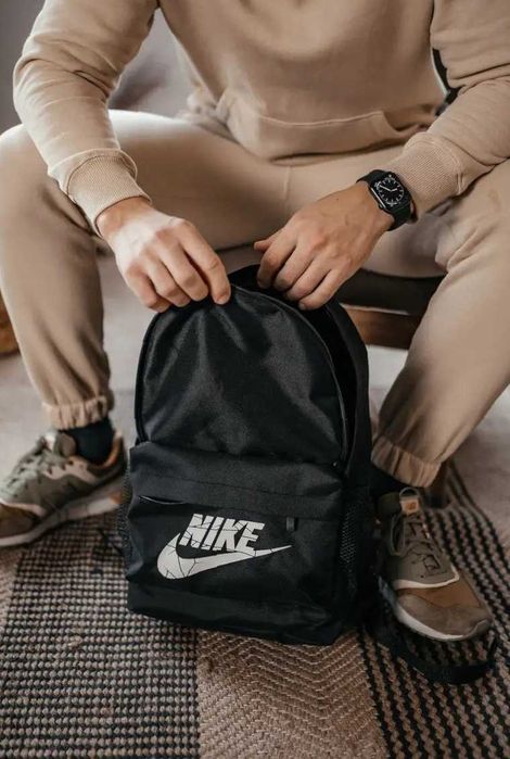 Універсальний чорний рюкзак Nike - легкий і міцний