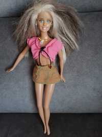 Barbie Vintage Cali Girl z 1999 ma ciemną karnację, kolczyki i wisiore