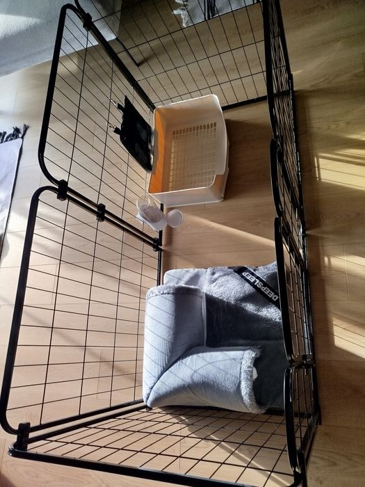 Sprzedam metalową klatkę/ kojec z akcesoriami