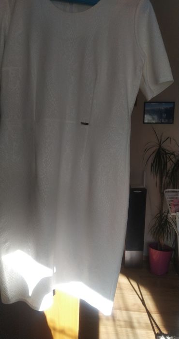 Biała sukienka elegancka wzór skóra węża M