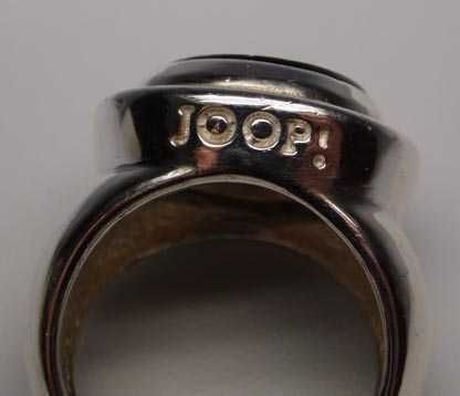 JOOP srebrny pierścionek z onyksem R.14.