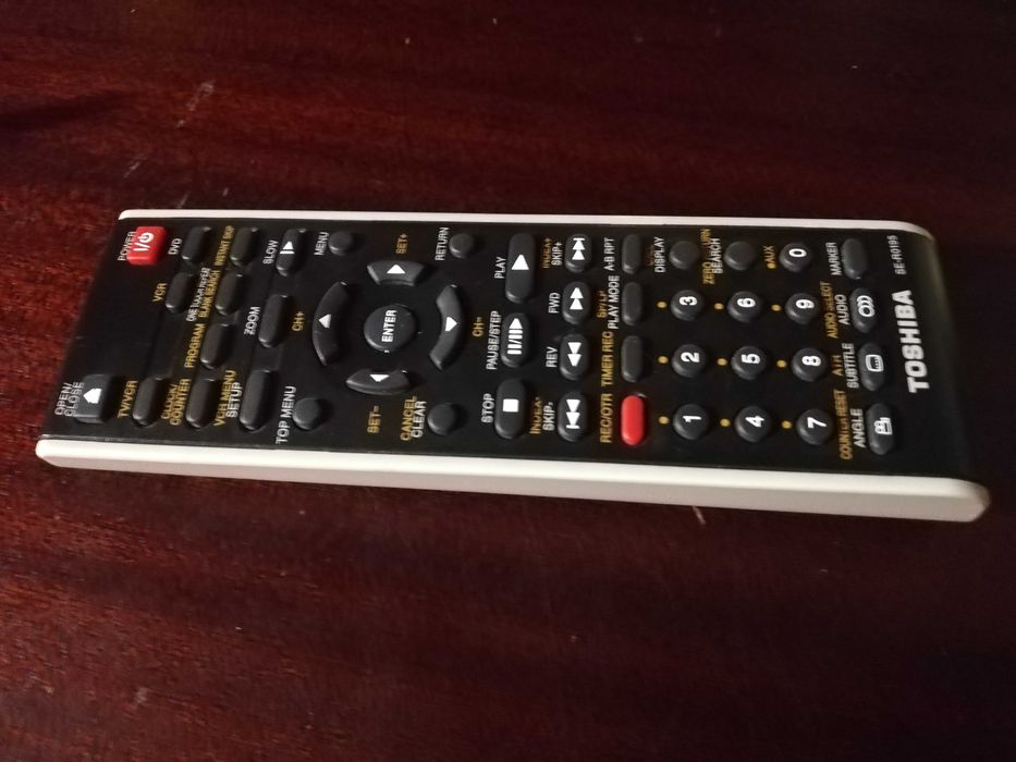 Pilot do wieży muzycznej firmy Toshiba bez baterii.