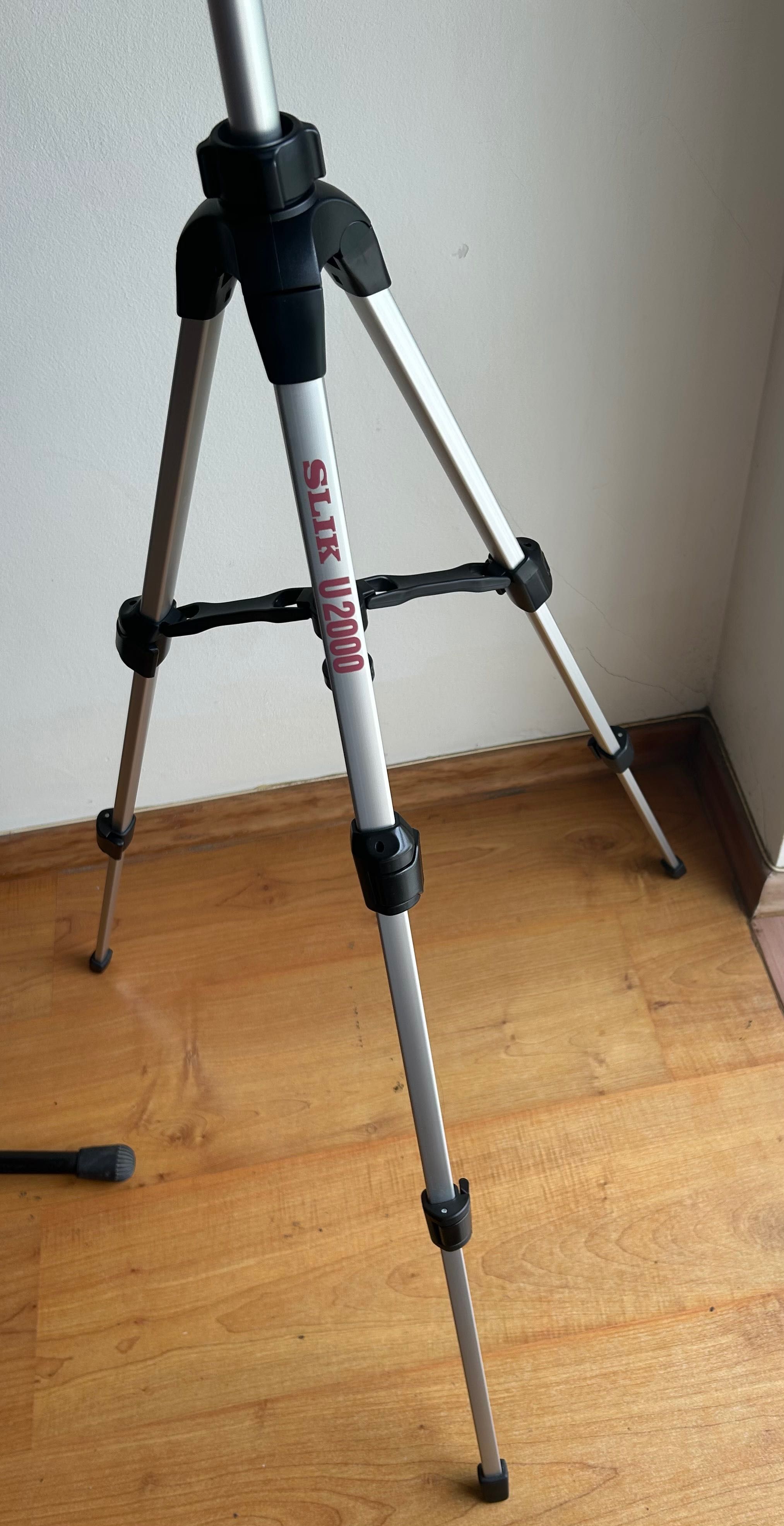 Imbatível! Tripé SLIK U2000 de 1,25m com suporte para telemóvel.