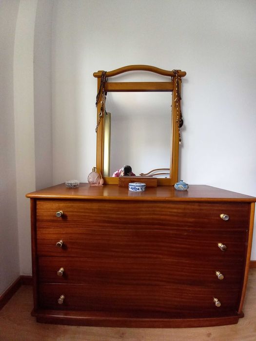 Cómoda e espelho