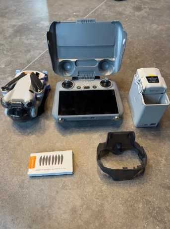Dron DJI Mini 4 Pro Fly More Combo RC2 + DJI Care