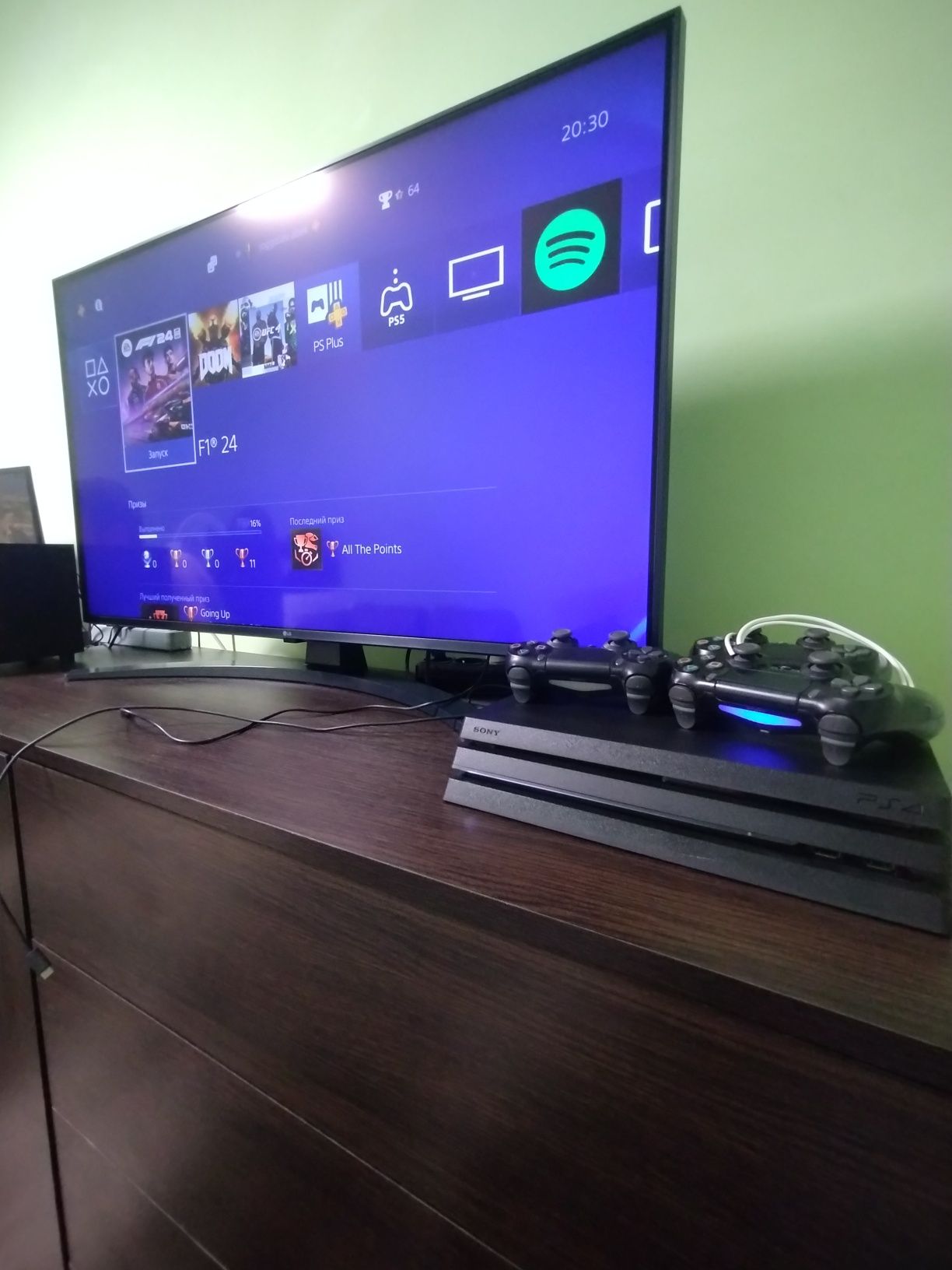 Playstation 4 PRO 1 TB 3 геймпада
