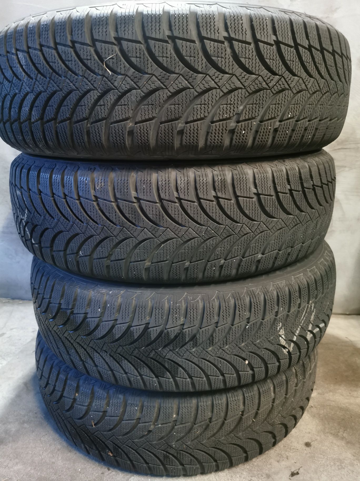 Opony zimowe 225/70/16r 103H super stan