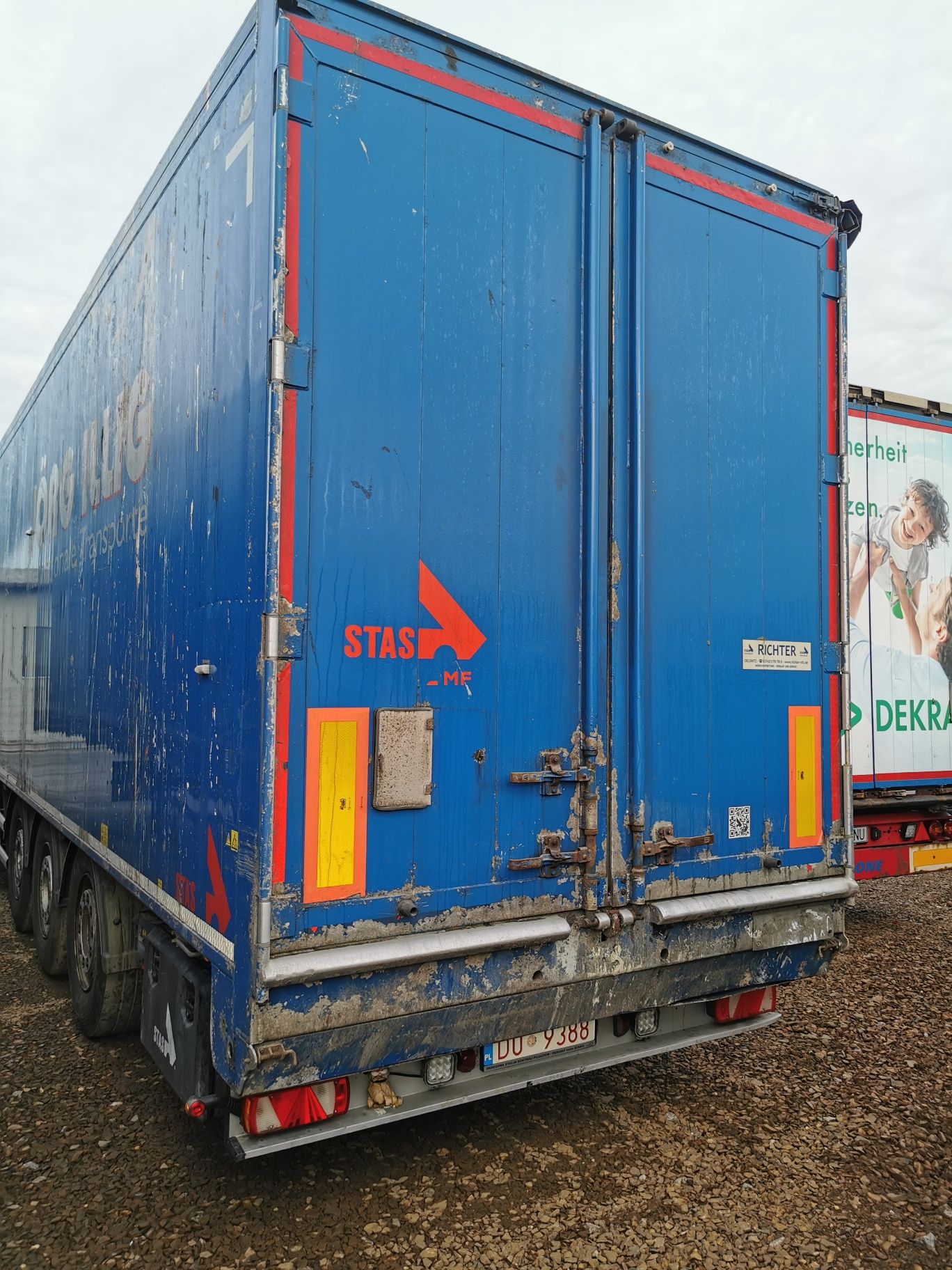Naczepa ciężarowa STAS S300ZX z ruchomą podłogą, sprowadzona z Niemiec