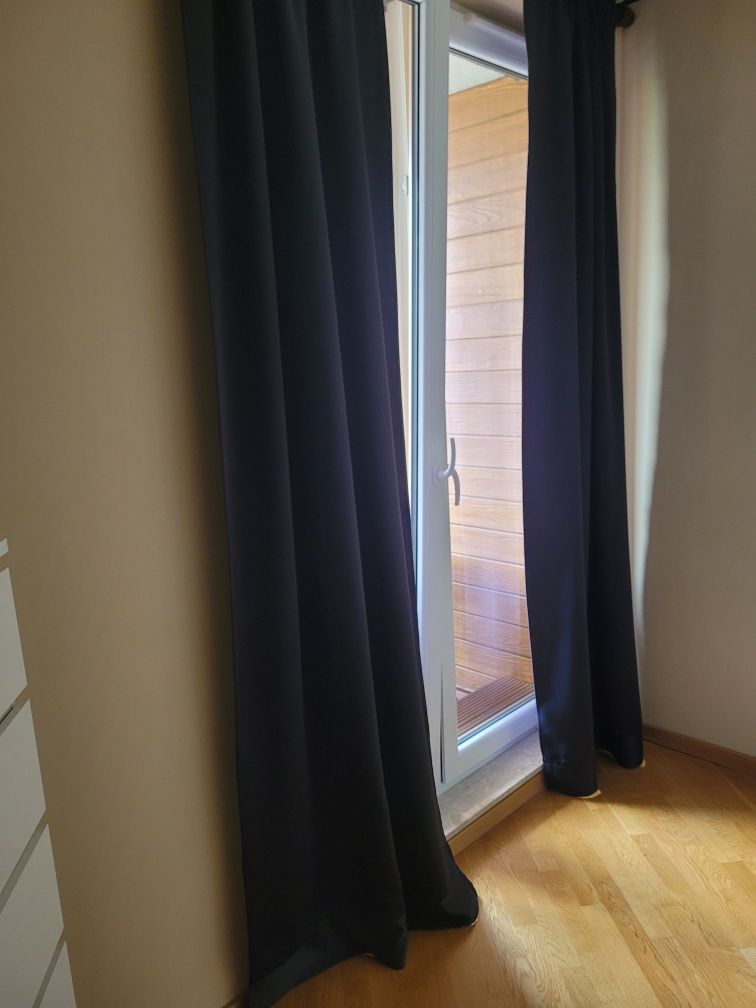 Czarne zasłony zaciemniające