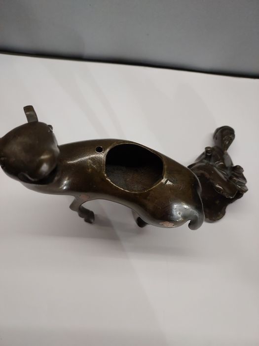 Kadzielnica z brązu,  figurka