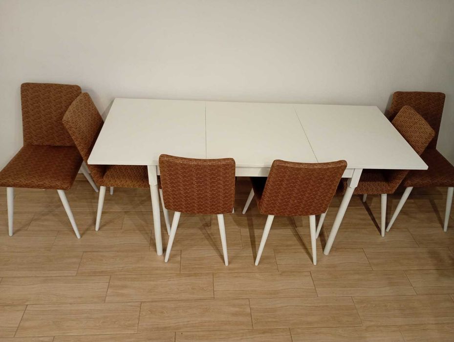 Zestaw stół z krzesłami