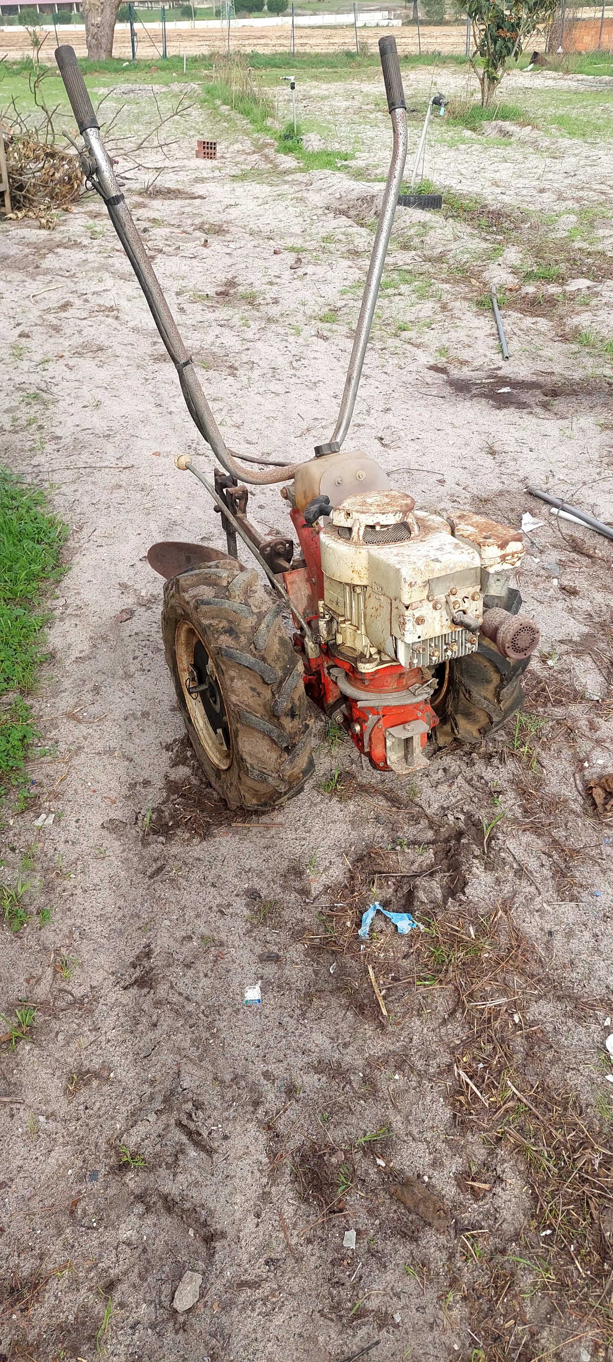 Moto enchada com charrua