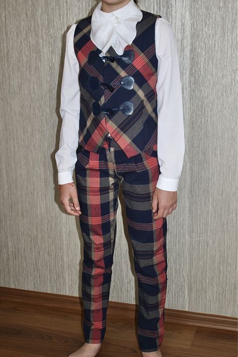Шкільний костюм в клітину від Mone, жилет та штани. Розмір - 146