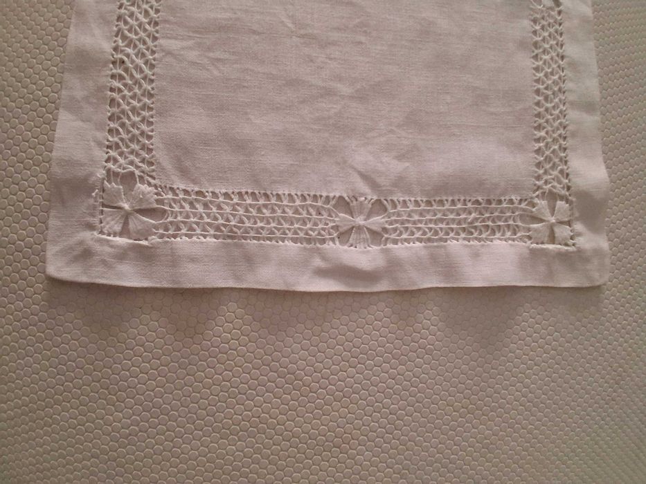Caminho de mesa, em linho, bordado, 31,5 x 129cm (Portes incluídos)