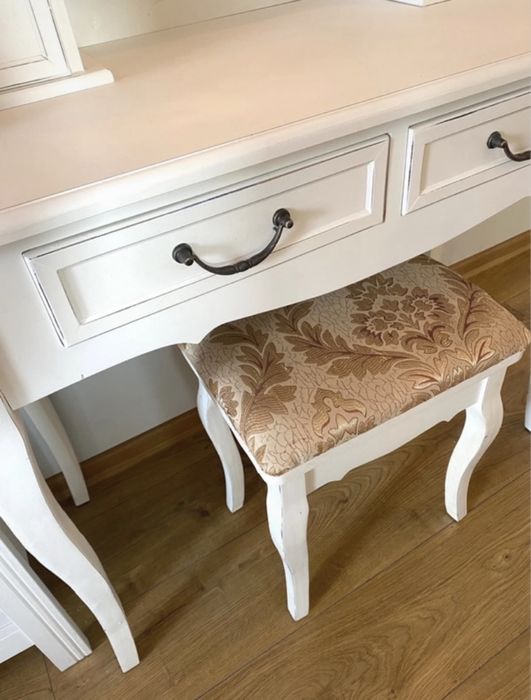 Toaletka biala stylizowana styl angielski