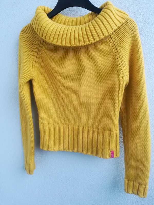 żółty sweter z wykładanym golfem