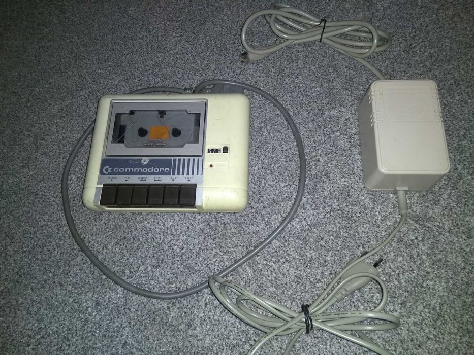 Commodore Magnetofon + zasilacz STP140