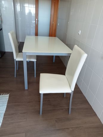 Mesa em vidro branco temperado com quatro cadeiras