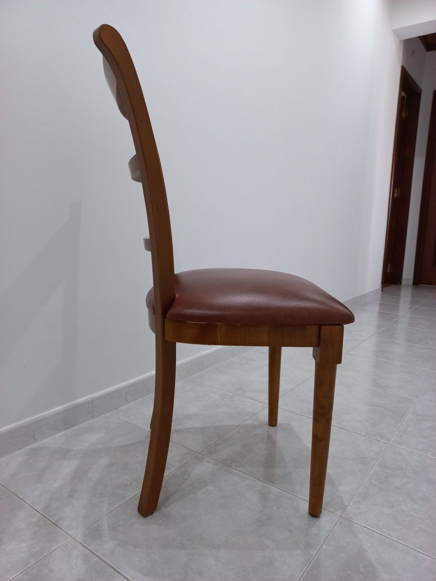 Cadeira de sala em cerejeira com assento em pele
