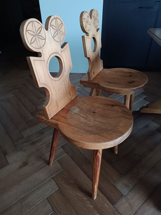 Krzesła drewniane w stylu ludowym