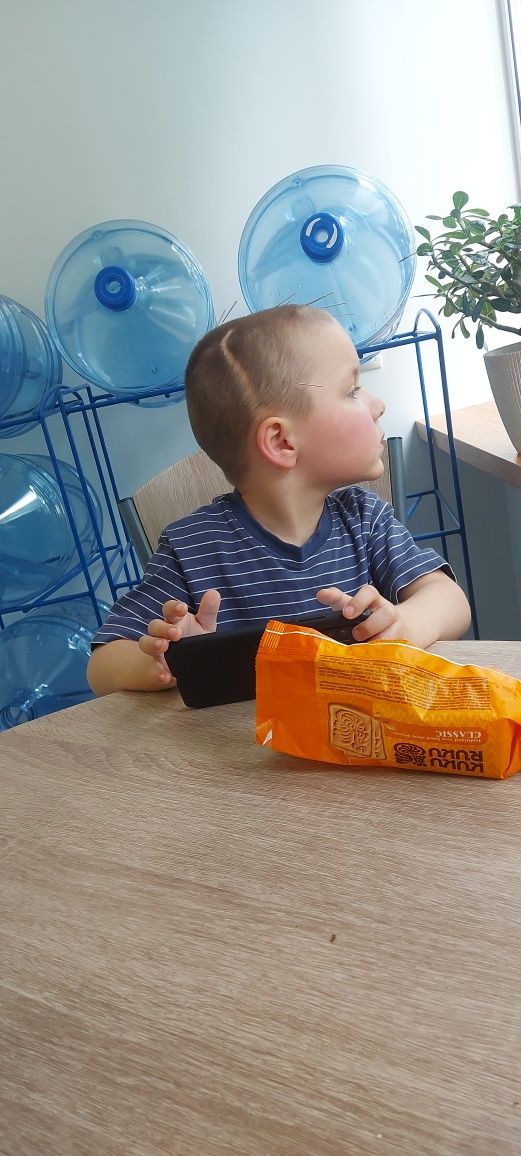 БУДЬ ЛАСКА дитині з інвалідністю потрібна допомога.
