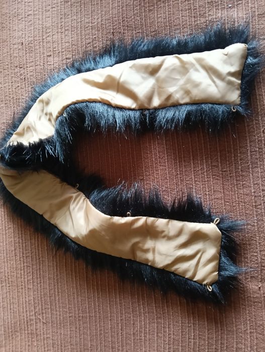 Gola em pêlo em preto