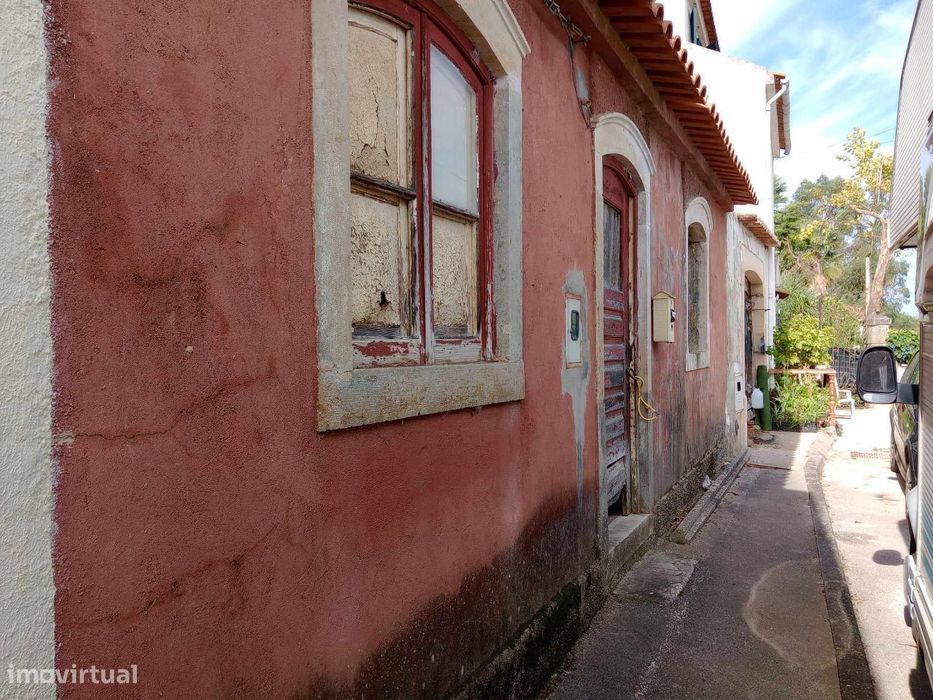 Vende-se moradia para renovar na Lamarosa, Coimbra.