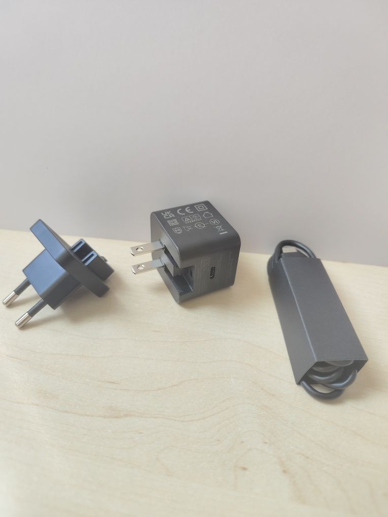 Nowa ładowarka sieciowa z adapterem i kablem USB-C
