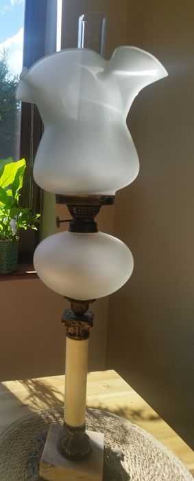 Nowa lampa naftowa z Krosna na marmurowej postawie.
