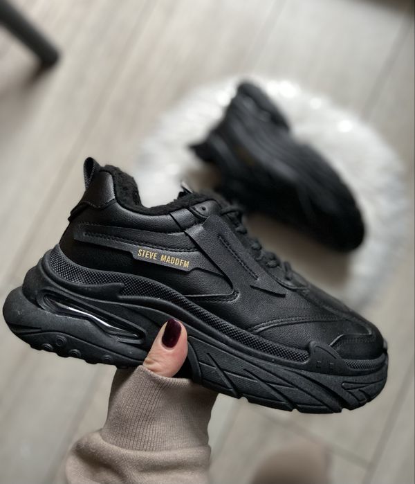 Czarne ocieplane sneakersy, grubsza podeszwa