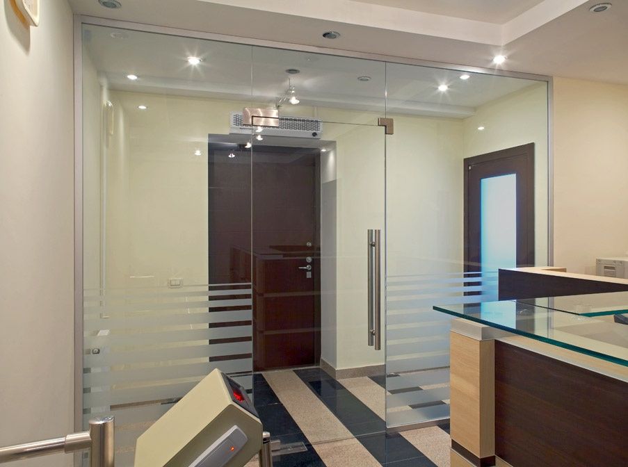 душевые двери,перегородки,витрины,ограждение, из закаленного стекла