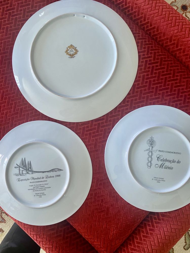 3 pratos de porcelana