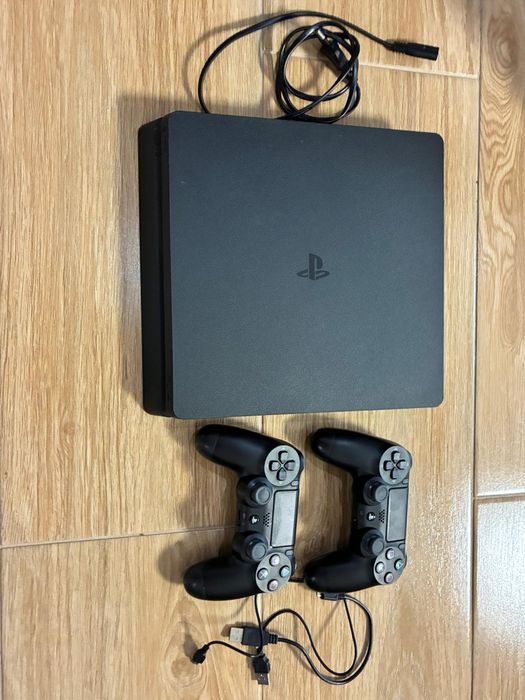 PS4 com dois comandos originais