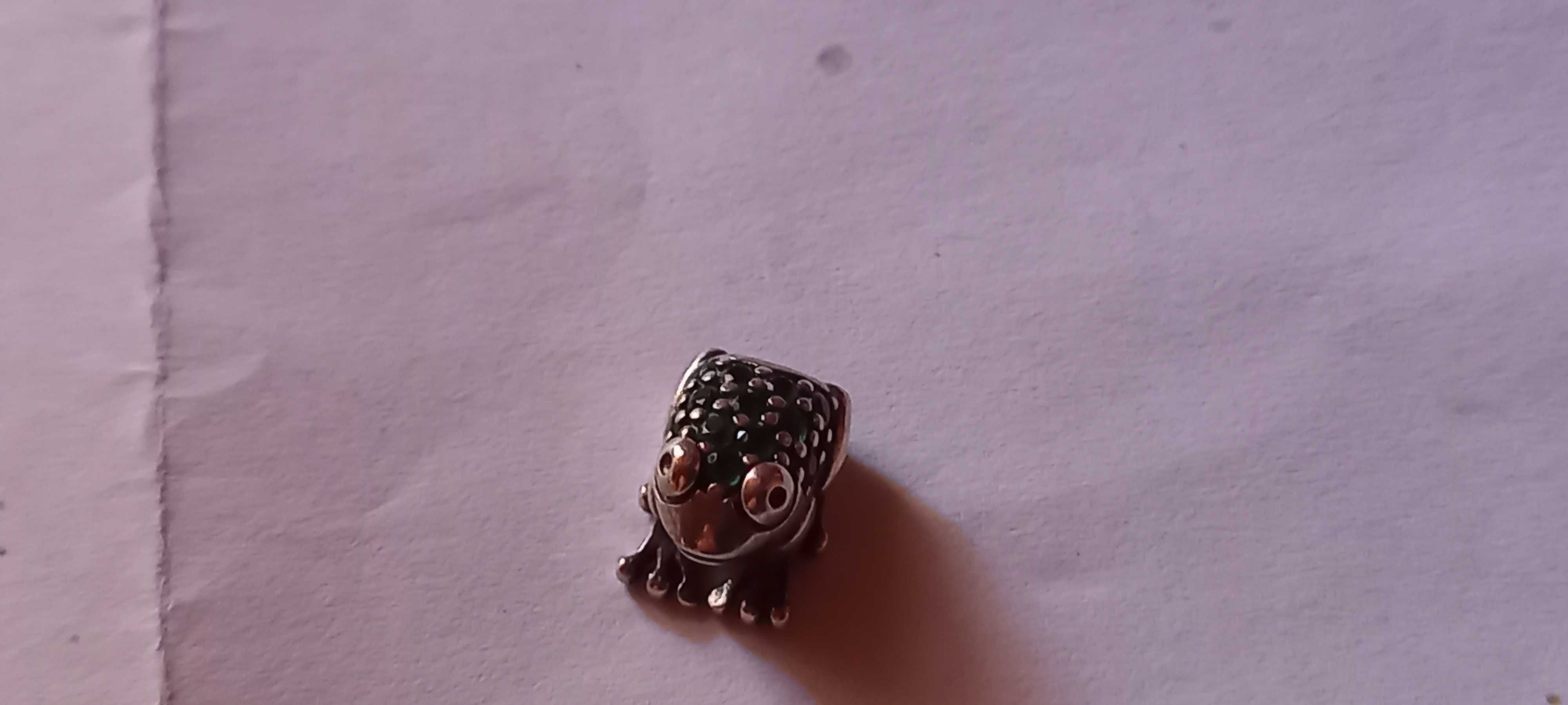 Charms do Pandory żaba zielone kamienie