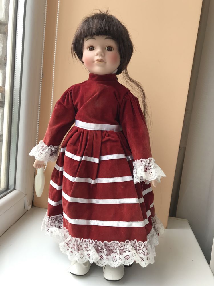 Кукла гарна в сукні