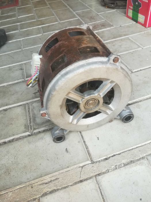 Двигатель Мотор асинхронный для стиральной машины Indesit M12.93.98.43