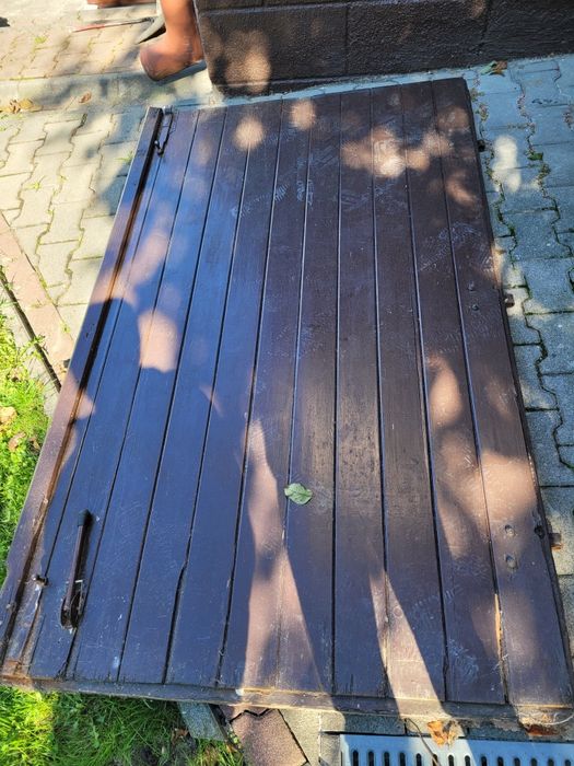 Drzwi garażowe drewniane brązowe