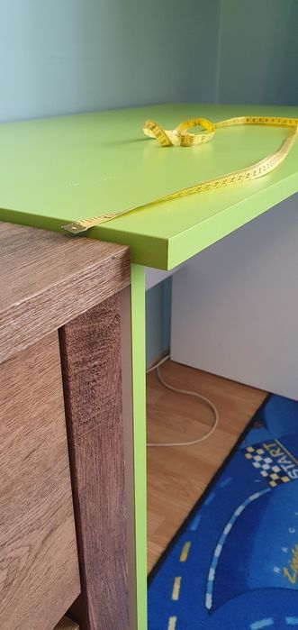 2 biurka zielone i brązowe