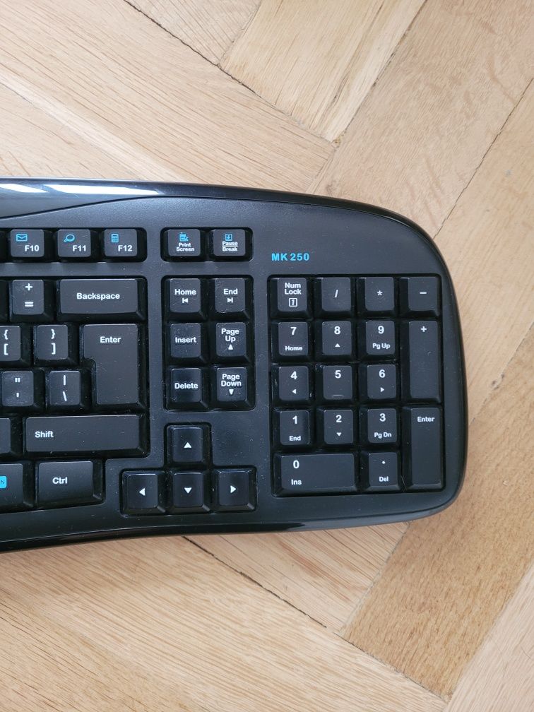 Klawiatura Logitech plus myszka