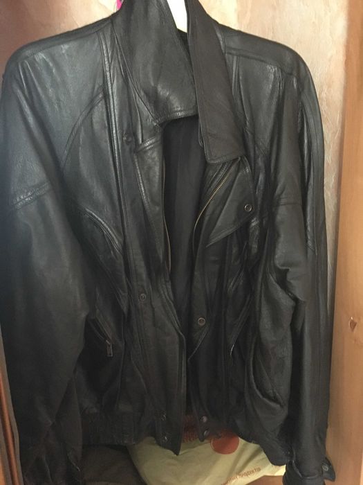 шкіряніий  одяг  ( куртки  плащ   взуття  )