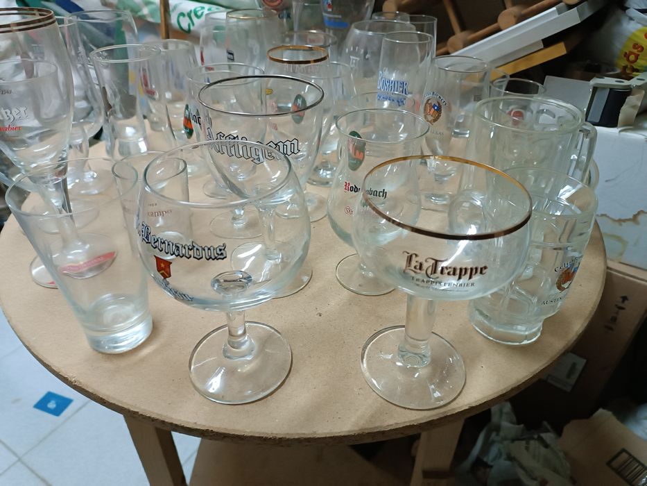 Copos de várias marcas de cervejas