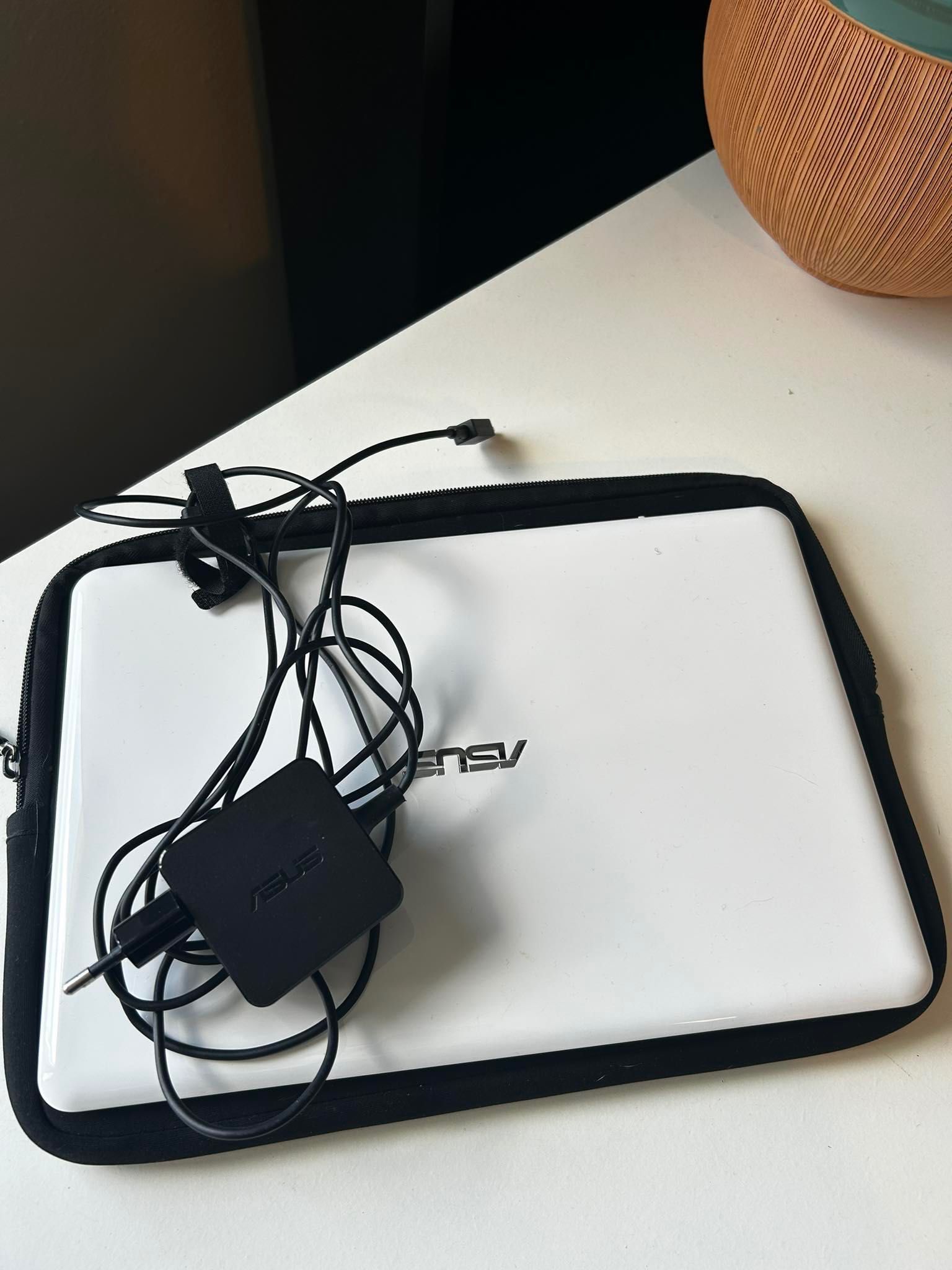 ASUS e200h - kompaktowy laptop do nauki - z futerałem