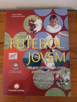 Livro Futebol Jovem de Adam Ward e Trevor Lewin
