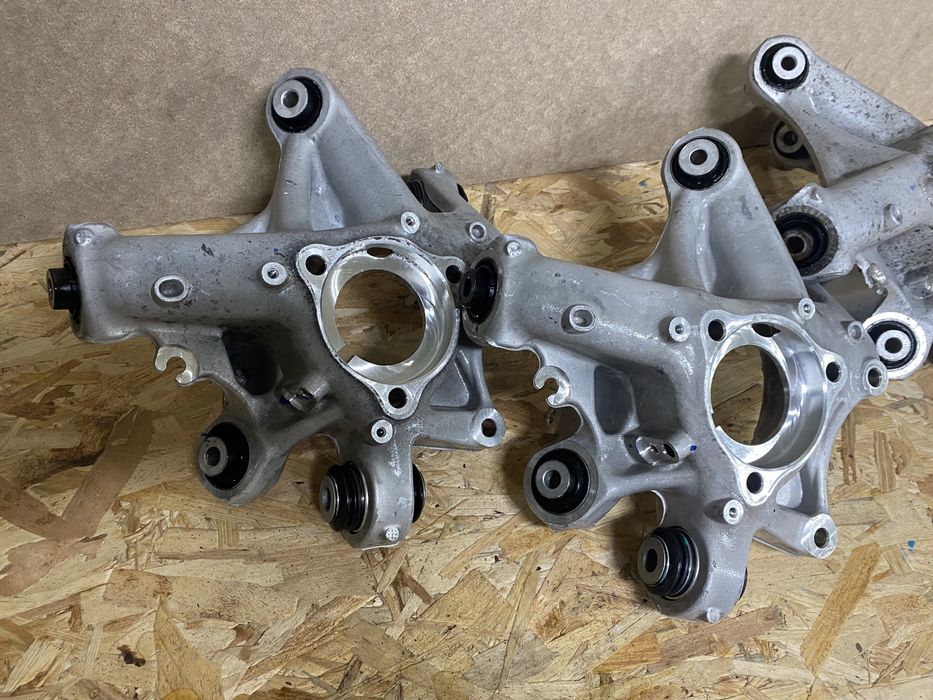 Tesla Model 3 кулак поворотний задній правий , цапфа