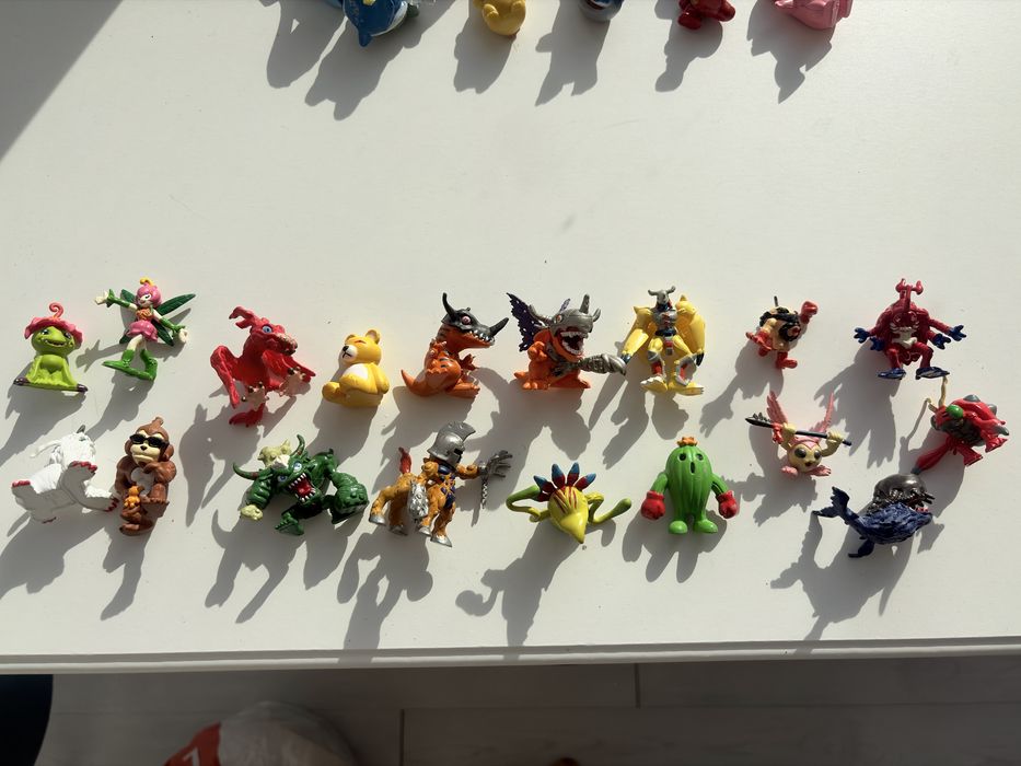 Figuras Digimon e Pokemon minis