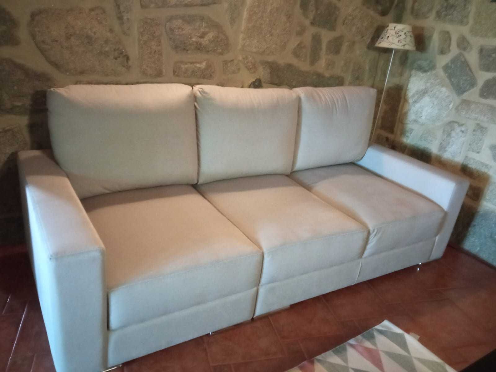 Sofás em tecido bege cinza