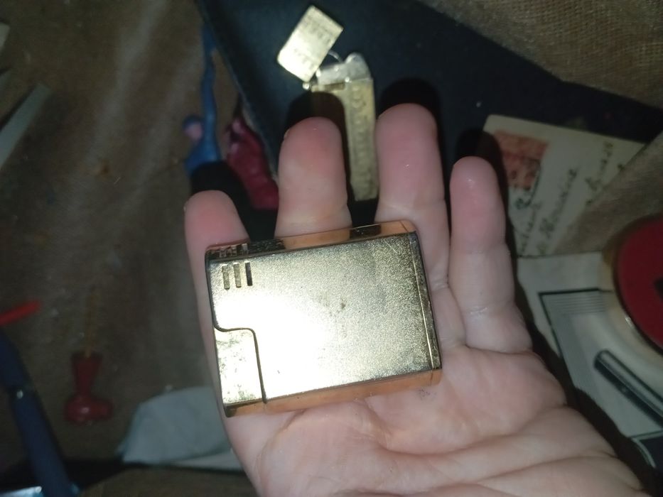 Dois isqueiros sem gás