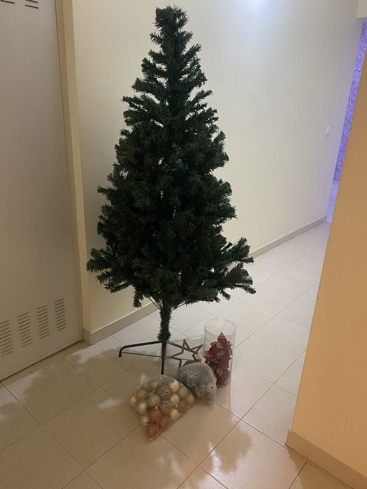Arvore de natal com decorção cor verde bem estivada