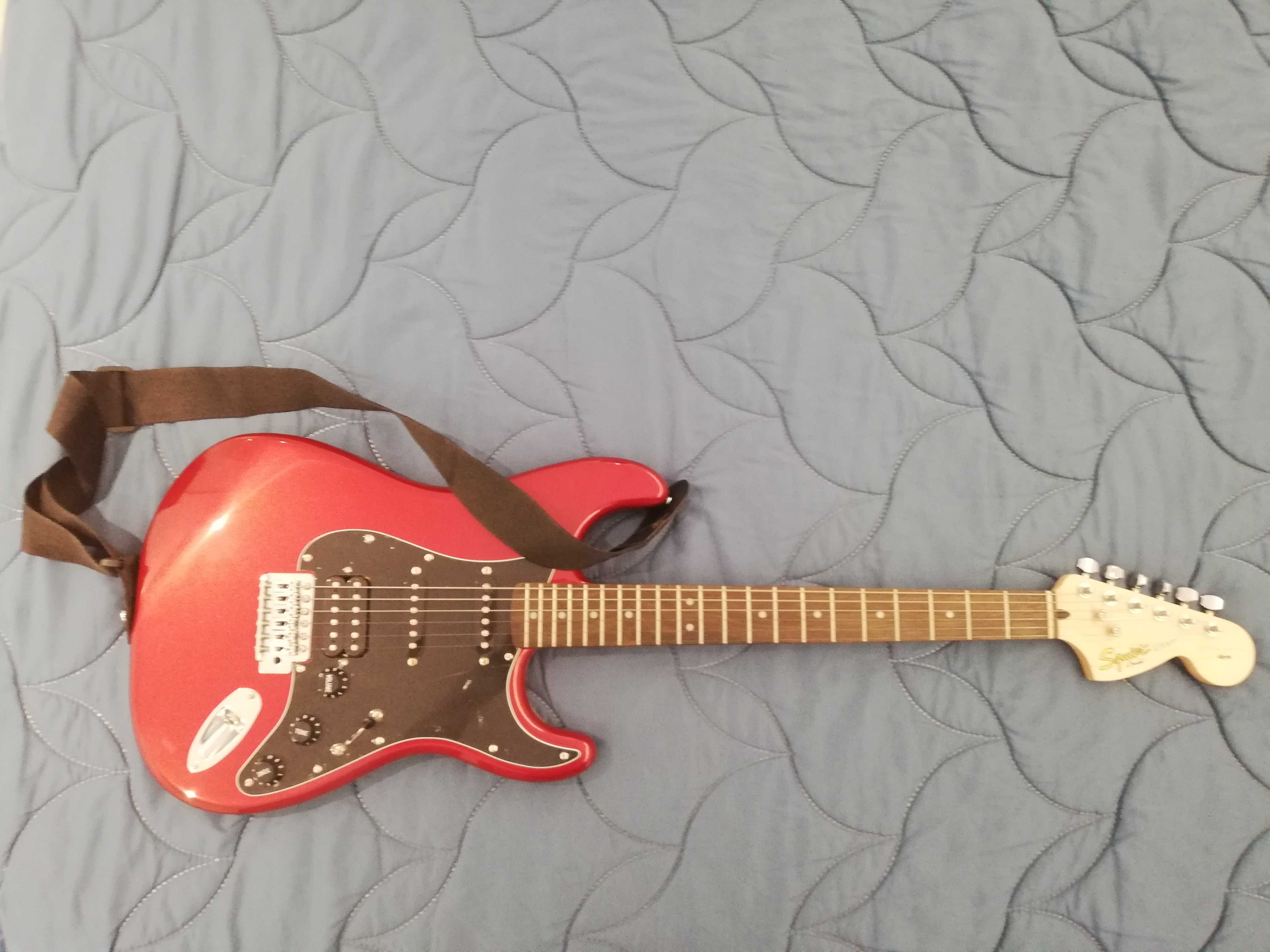 Pack guitarra eléctrica Fender Squier + amplificador e acessórios