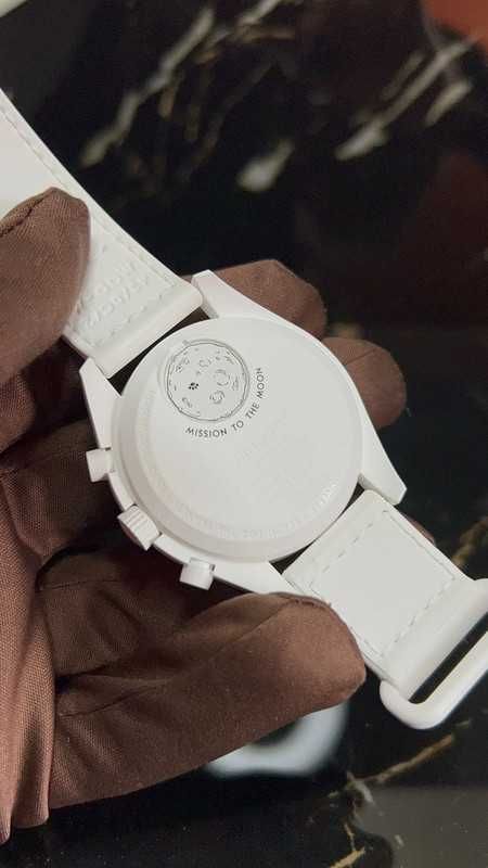 Zegarek Omega Swatch Snoopy SO33W700 – Biała Elegancja